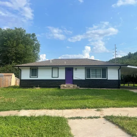 Newly Remodeled! 3Bed/2Bath house w/bonus adult bunk beds! Close to KSU stadium!
