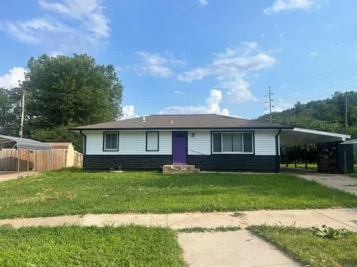 Newly Remodeled! 3Bed/2Bath house w/bonus adult bunk beds! Close to KSU stadium!