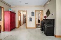 Boutique Cottage on Gated Estate 3 bd 2 ba Getaway wifi cable ADA entry Hot Tub