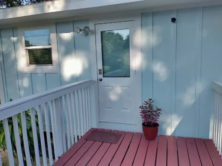 Cheerful modern, minutes to beach Отели рядом с достопримечательностью «Nokomis Beach»