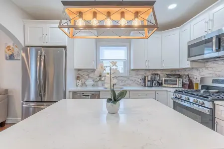 2-bedroom apartment in brilliant Montclair with AC, WiFi Отели рядом с достопримечательностью «Ван Влек Хаус & Гарденс»