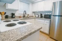 Cozy 1-bedroom condo in terrific Bakersfield with WiFi, AC