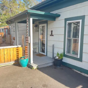 Historic Ohana House - Walk to Downtown Ashland, Hot Tub, Tiki Bar, Pet Friendly