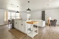 Cozy mid-century rambler - Short drive to the Alamo & River Walk! Hotels in Windcrest