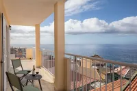 Palm Villa - Family villa with large areas, swimming pool, privileged sea view Hotels in Paul Do Mar