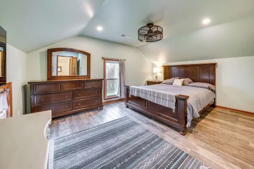 Charming Tonica Farmhouse w/ Private Yard! - Alojamientos