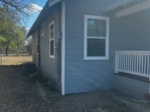 Charming 2-bedroom house with Heat, AC, Cable, WiFi in peaceful Hondo Hotels in Medina County
