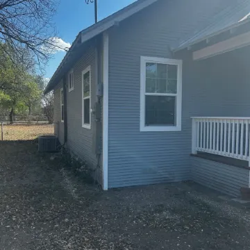 Charming 2-bedroom house with Heat, AC, Cable, WiFi in peaceful Hondo