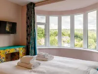 Dawns House in the Peaks overlooking the mill pond Hotels in 