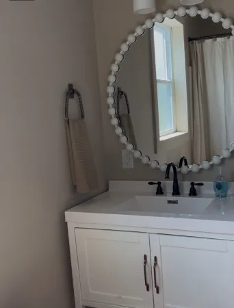 Auburn's Place - Newly renovated 1-bedroom apartment Отели в г. Венсен