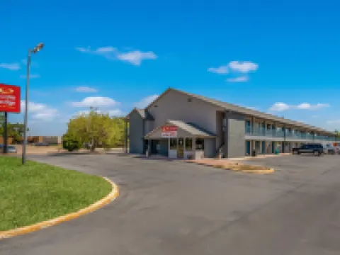 Econo Lodge Inn & Suites Hotels in Enid