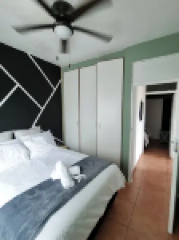 Cozy 2-bedroom apartment in tranquil Margate with WiFi