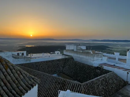 Ático con Azotea Privada Vistas Preciosas al Mar, Sierra, Campo y Pueblo Отели рядом с достопримечательностью «Urologia Costa de la Luz»
