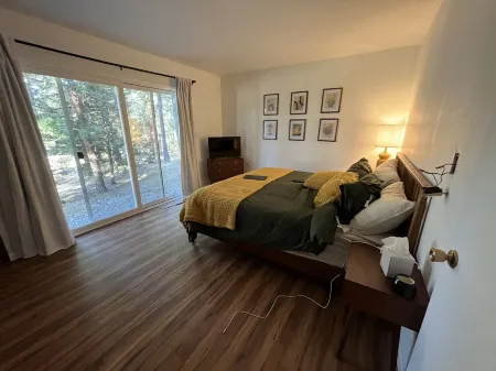 Charming 1-bedroom townhome in welcoming Tahoe City with WiFi Отели в г. Доллар Пойнт