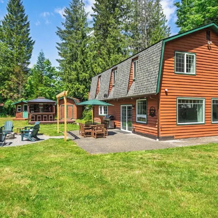Cozy River Cabin - Sleeps 12 - Hot Tub - EV - Trails & Stevens Pass Nearby
