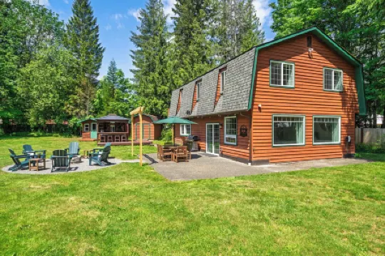 Cozy River Cabin - Sleeps 12 - Hot Tub - EV - Trails & Stevens Pass Nearby