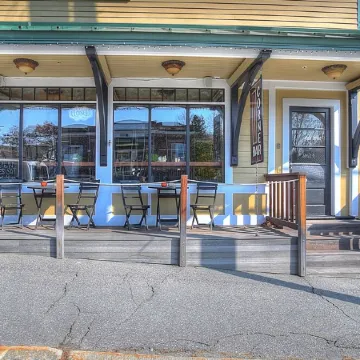 Luxury Lakeview Condo - Walk to Shops & Dining