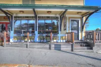 Luxury Lakeview Condo - Walk to Shops & Dining