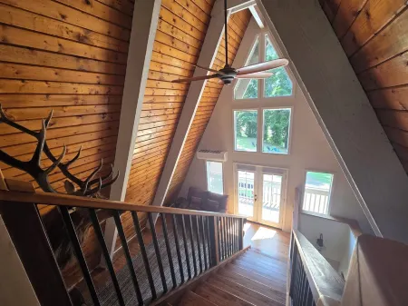 4-bedroom cabin in peaceful Lakeside Oregon