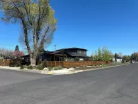 Newly built, 2-bedroom loft, high desert sunsets & mountain peaks, A/C and Wifi