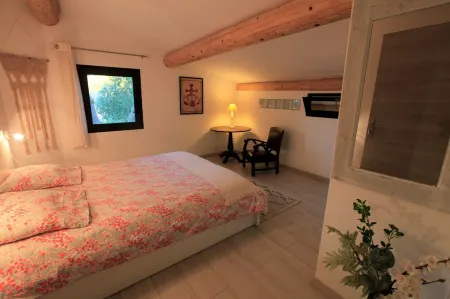 Gîte La Quille - Hamlet house in Provence for 4 people with garden Отели рядом с достопримечательностью «Chateau La Coste en Provence»