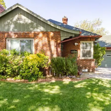 Charming 3 Bedroom Pink Palace