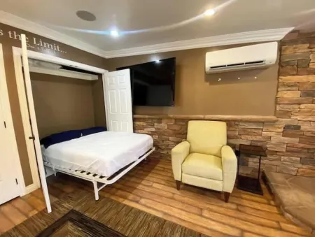 2 houses/spa/gym/backyard/walk to: hiking-museums-restaurants-shops/sleeps 14+