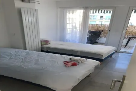 Impeccable 3 rooms with balconies, beach 50m Juan center 10min from Cannes Отели рядом с достопримечательностью «La Réserve»