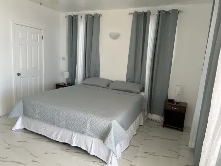 One bedroom apartment with king size bed and a view!