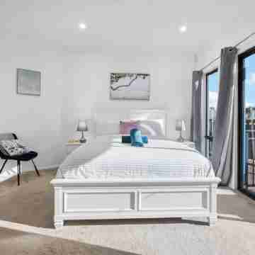 Manly Beach View Townhouse Haven - Coastal Retreat walk to the shops and water! Rooms