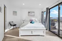 Manly Beach View Townhouse Haven - Coastal Retreat walk to the shops and water! 맨리 호텔