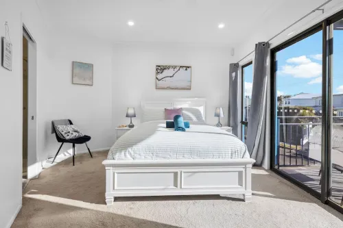 Manly Beach View Townhouse Haven - Coastal Retreat walk to the shops and water!