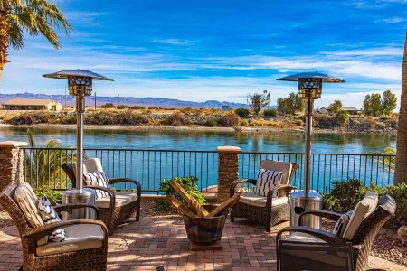 Beautiful Waterfront Villa with loading dock! Отели в г. Нидлс