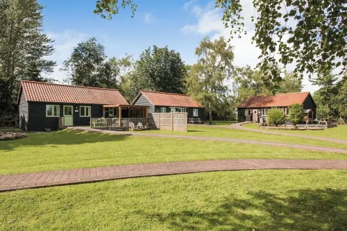Lord Derby, Cottage with pool & hot tub, tranquil setting,20min from Southwold