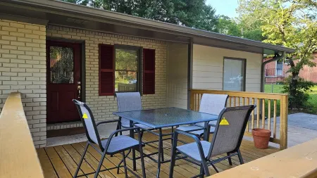 Quiet 3-bedroom bungalonear enchanting the historic Marietta Square