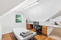 Upscale Mid-Century Charmer! 3-bdrm house w/AC and fitness room in Springfield