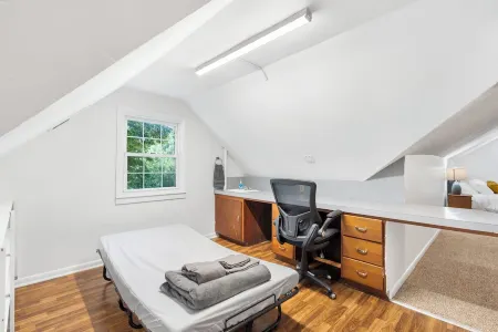 Upscale Mid-Century Charmer! 3-bdrm house w/AC and fitness room in Springfield