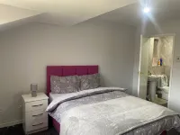 Budget En-suite in Wolverhampton/Birmingham Rd, situated in a quiet neighborhood