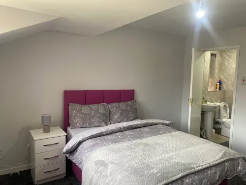 Budget En-suite in Wolverhampton/Birmingham Rd, situated in a quiet neighborhood