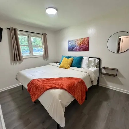 KING bed, Pet Friendly, Modern Retreat, CLE-BW