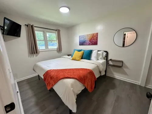 KING bed, Pet Friendly, Modern Retreat, CLE-BW