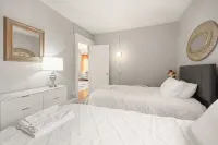 Modern 6BR Near Syracuse U, Destiny & Zoo Sleeps 18