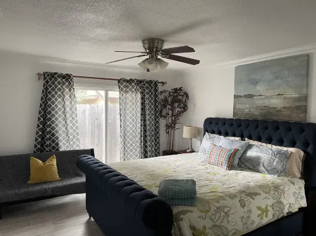 Central of LA 7beds 2bathroom single level home Отели в г. Чино