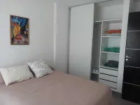 New apartment in a quiet neighborhood 5 minutes from the center. فنادق في 