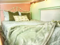 Tiny Cottagecore House in Miami. Walking distance to Hialeah Hospital! Hotels in Hialeah