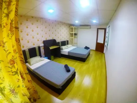 Cheap homestay but excellent service for big family. Отели рядом с достопримечательностью «UITM Puncak Perdana»