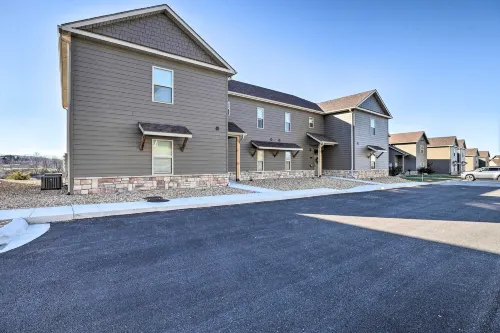 Reeds Spring Condo about 3 Mi to Silver Dollar City! - Parkplatz