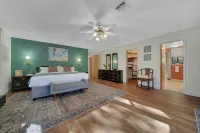 Family & Dog friendly Fenced 5Acr: Pool Table, Playground, Firepit, BBQ, Starlnk