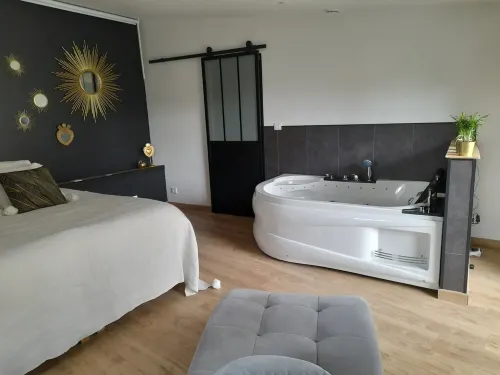 Accommodation with a landscaped patio with trees. Ideal for a moment for two. Hotels in Ailly-sur-Noye