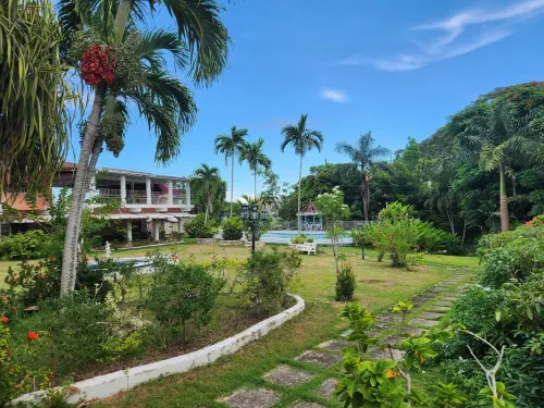 Green Creek Oasis 5-bed, sleep 12, Villa with AC, WiFi, Pool and Beach